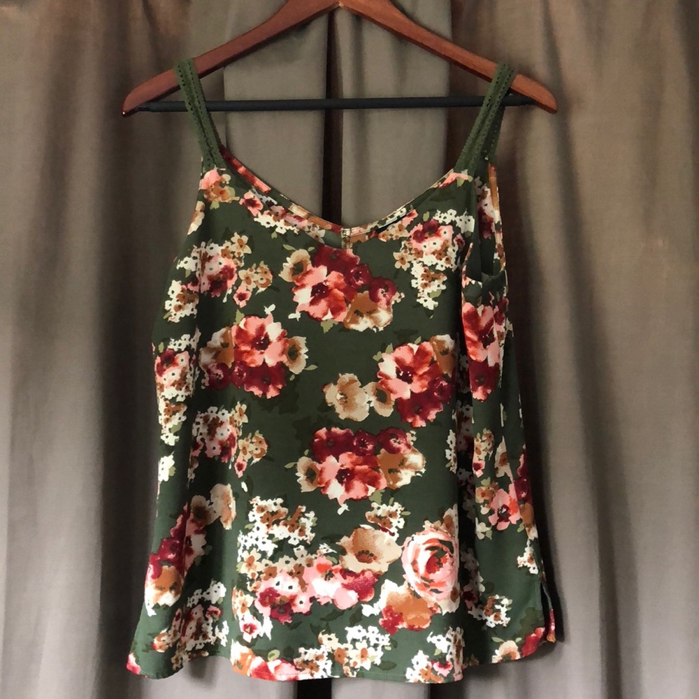 Super cute floral bobeau tank